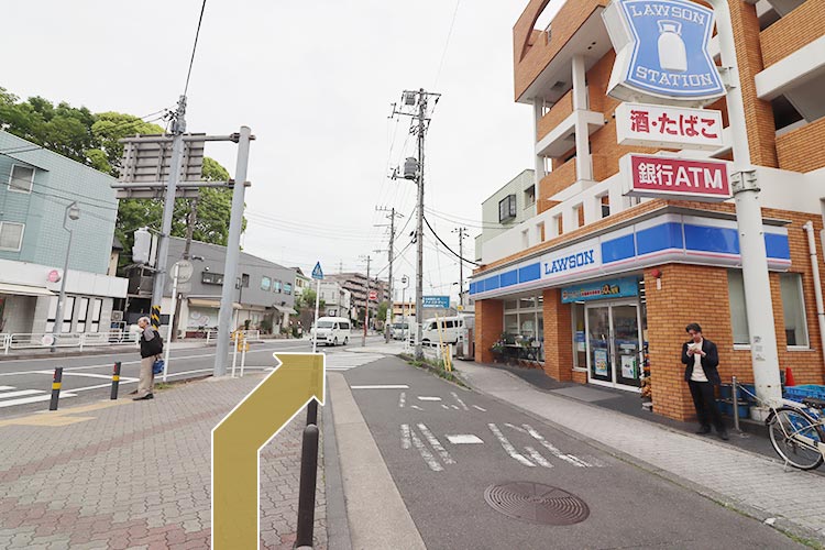  しばらく進むと「ローソン」が見えてきますので、その角を右へ曲がります。